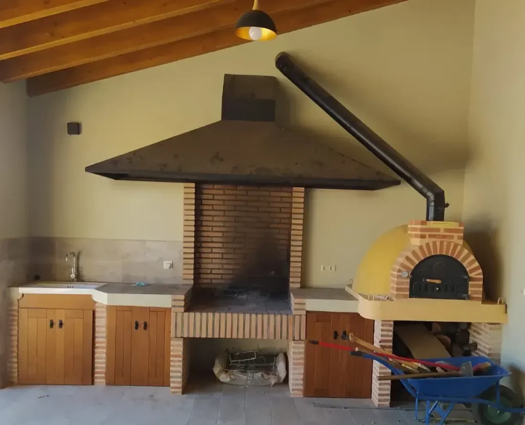 Diseño y construcción de barbacoas de obra con horno de leña tradicional en Aranda de Duero