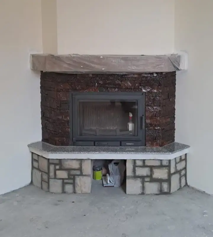 Chimenea de leña moderna instalada en un salón rústico en Aranda de Duero.