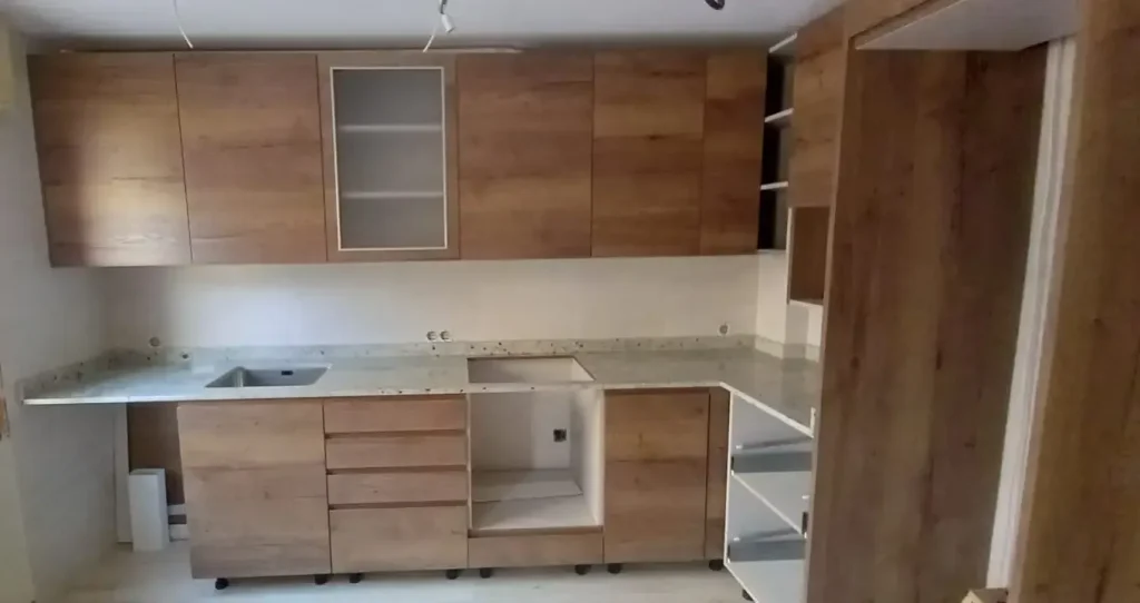 Proyecto de renovación de cocinas integrales con acabados modernos y funcionales