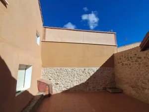 Andamios preparados para realizar trabajos especializados en piedra rústica en vivienda en Aranda de Duero