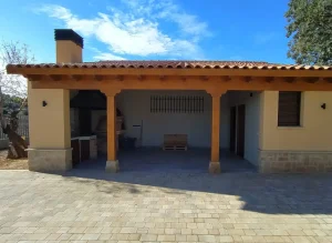 Construcción de merenderos rústicos cubiertos con vigas de madera y zona de comedor en Aranda de Duero